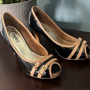 Candie’s Drew Black Patent Women’s black and tan heels - size 6